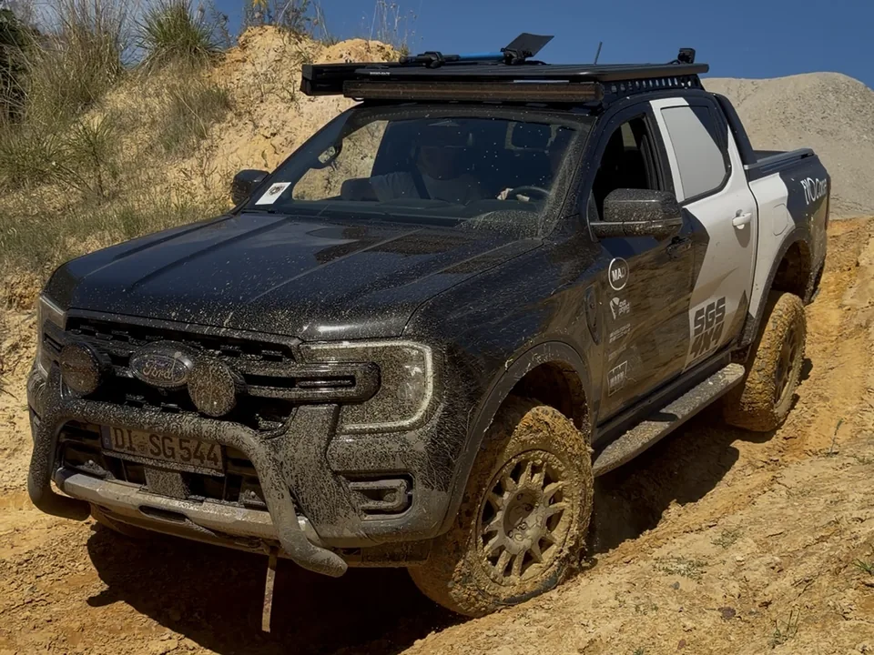 Ford Ranger mit Dachträger, Frontschutzbügel und Zusatzscheinwerfern im Gelände