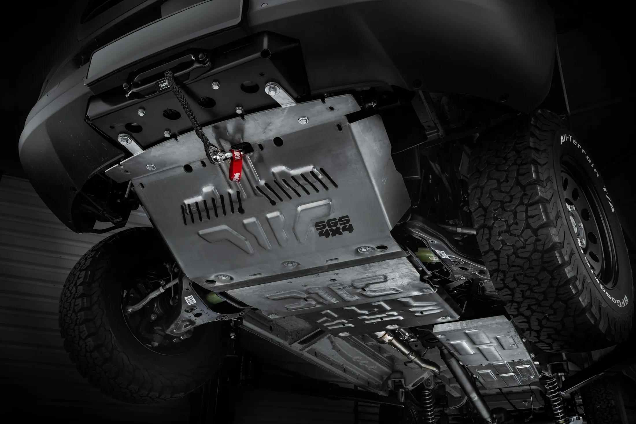 Unterfahrschutz von SGS 4x4 unter einem Geländewagen, Ansicht von unten