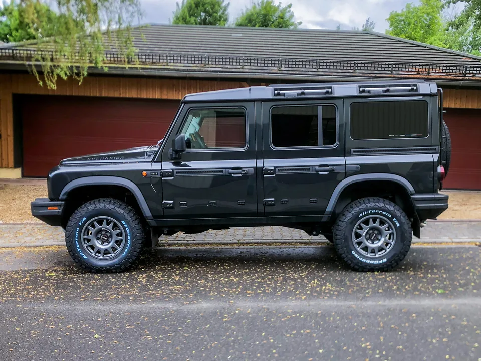 Ineos Grenadier Station Wagon mit All-Terrain-Bereifung und EVO-Corse-Felgen