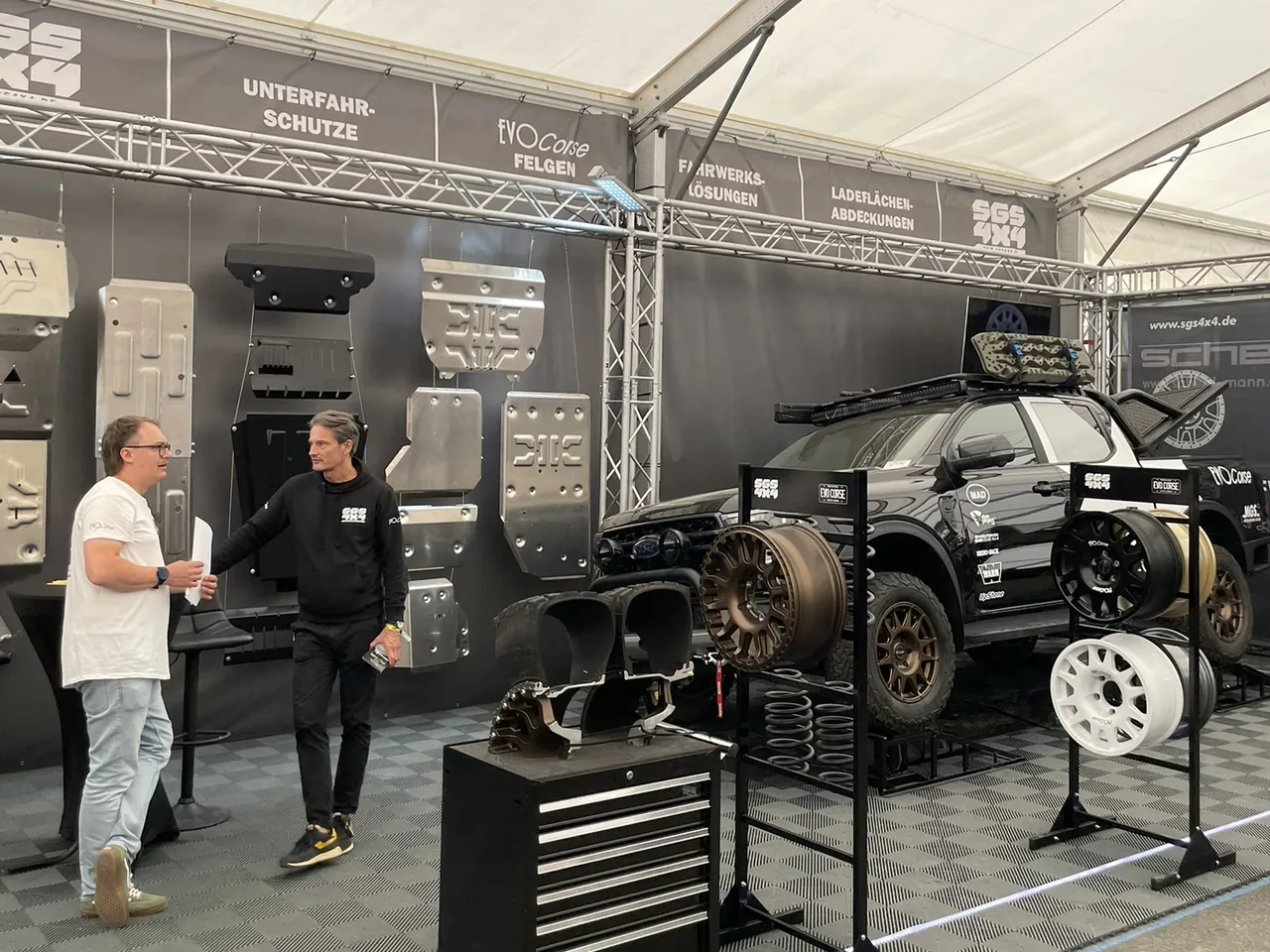 Messestand von SGS 4x4 auf der Abenteuer Allrad mit Unterfahrschutzen, EVO-Corse-Felgen und Ford Ranger