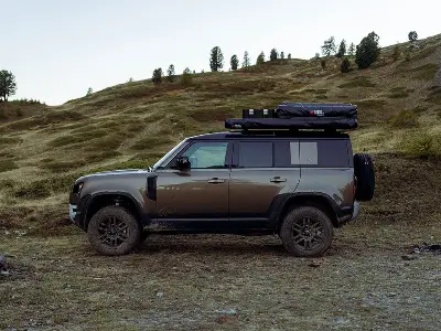 Dachzelt auf Geländewagen im Gelände