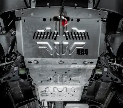 Unterfahrschutz aus Aluminium von SGS 4x4 unter dem Motor eingebaut