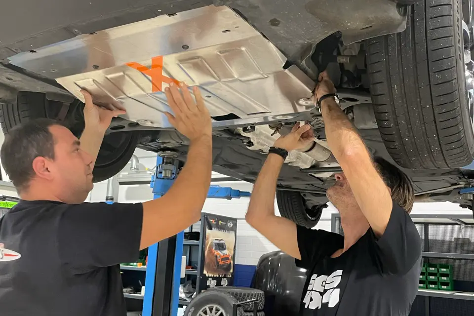 Montage eines Unterfahrschutzes in der SGS 4x4 Werkstatt