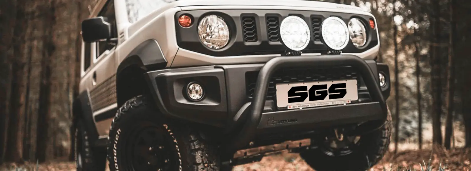Suzuki Jimny mit Frontbügel und Zusatzscheinwerfern von SGS 4x4