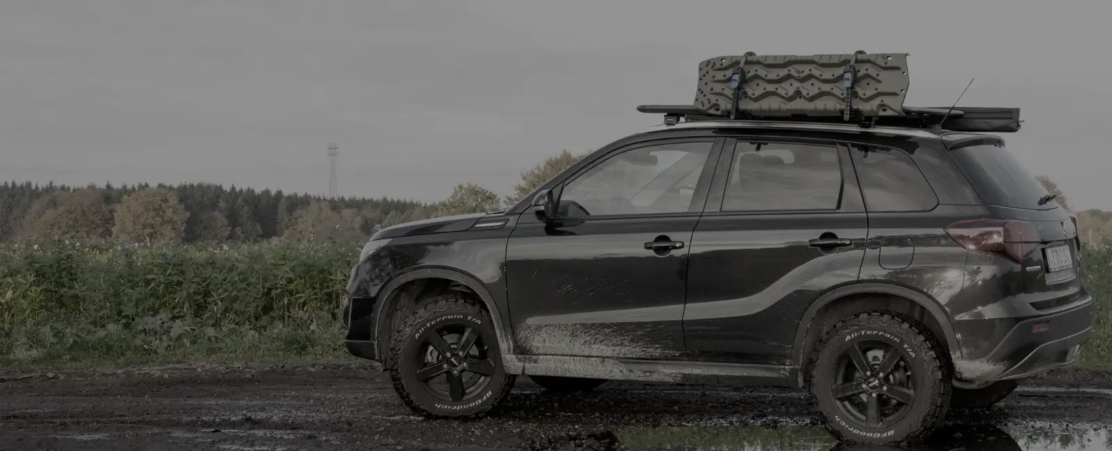 Suzuki Vitara mit Dachträger und Offroad-Reifen