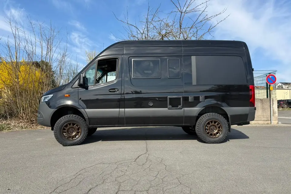 Mercedes Sprinter 907 4x4 mit Offroad-Bereifung